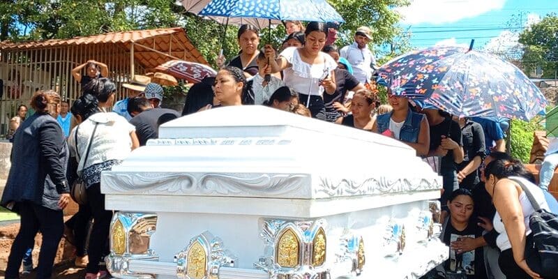 Familiares, amigos y los miembros de la iglesia evangélica “Catedral del Espíritu Santo” le dieron el último adiós al joven Oscar Eduardo