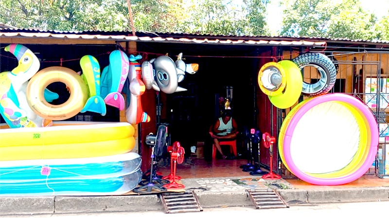 Puesto de venta de piscinas del señor Fernando Carballo.