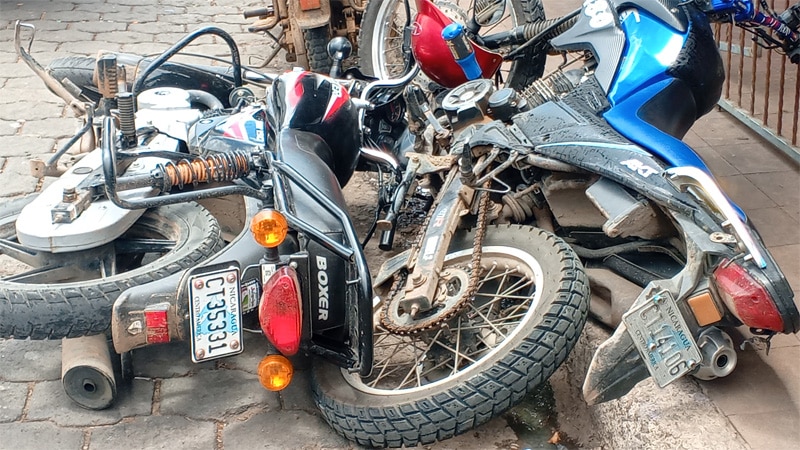 Las motos que fueron colisionadas por un camión cerca del Mercado Central de Juigalpa.