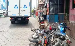 Camión en marcha enviste dos motocicletas que estaban estacionadas cerca del Mercado Central de Juigalpa