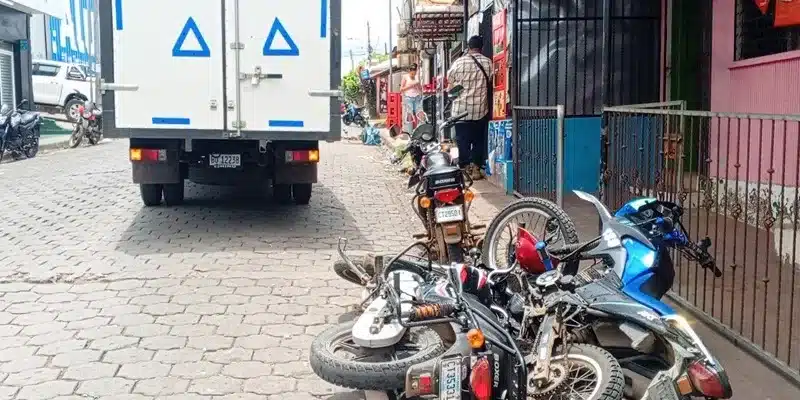 Camión en marcha enviste dos motocicletas que estaban estacionadas cerca del Mercado Central de Juigalpa