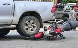 En la entrada principal a Juigalpa motocicleta quedó debajo de las llantas de una camioneta