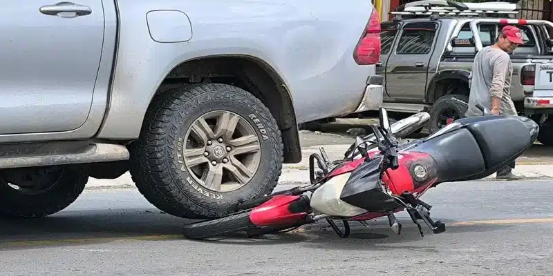 En la entrada principal a Juigalpa motocicleta quedó debajo de las llantas de una camioneta