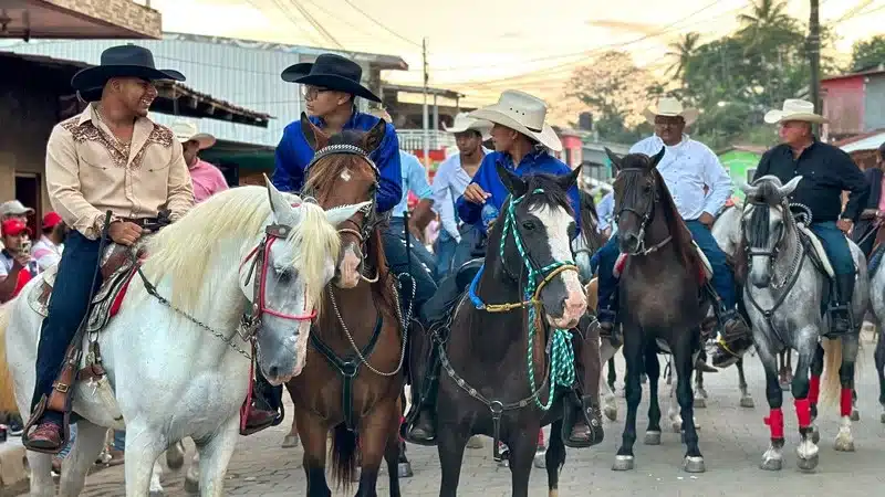 Inició la fiesta tradicional de Santo Domingo con el grandioso desfile hípico