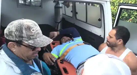 Ayudante de camión de la alcaldía es atropellado por una motocicleta