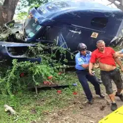 Furgón se estrelló en un árbol de Guanacaste, dejando daños materiales y un lesionado