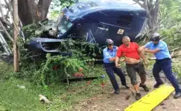 Furgón se estrelló en un árbol de Guanacaste, dejando daños materiales y un lesionado
