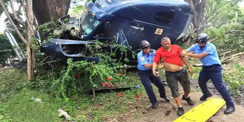 Furgón se estrelló en un árbol de Guanacaste, dejando daños materiales y un lesionado