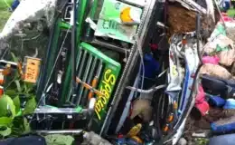 Vuelco de bus dejó como resultado 03 muertos y 26 lesionados