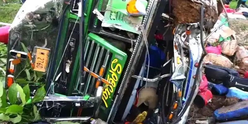 Vuelco de bus dejó como resultado 03 muertos y 26 lesionados