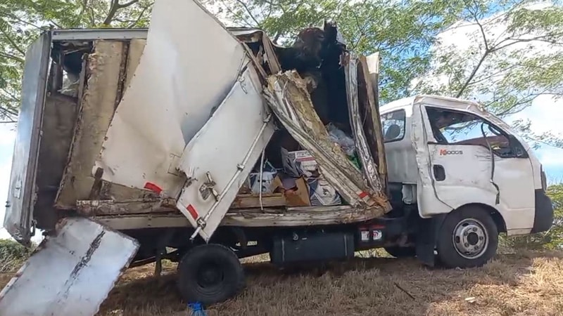 Camioncito se estrelló en un árbol cerca de Santa Rosa.,