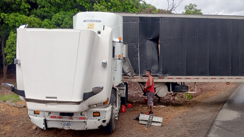 Furgón que quedó cruzado sobre la carretera cerca de Juigalpa.