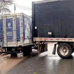 Furgón se deslizó sobre el pavimento y quedó cruzado en la carretera cerca de la entrada principal de Juigalpa