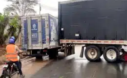 Furgón se deslizó sobre el pavimento y quedó cruzado en la carretera cerca de la entrada principal de Juigalpa