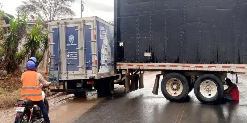Furgón se deslizó sobre el pavimento y quedó cruzado en la carretera cerca de la entrada principal de Juigalpa