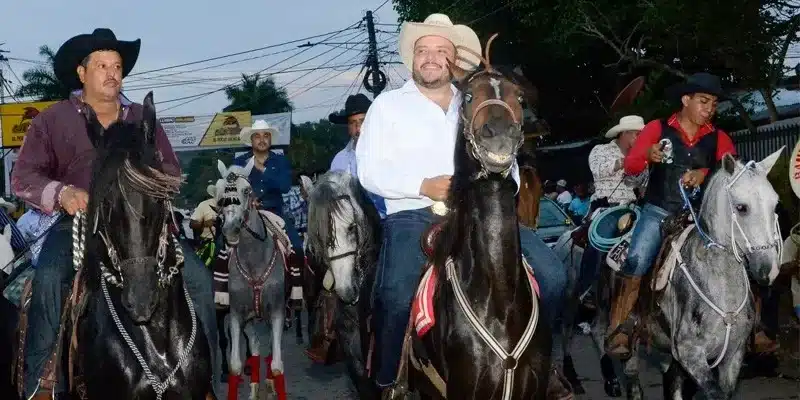 Fiesta tradicional de La Libertad dio inicio con el desfile hípico