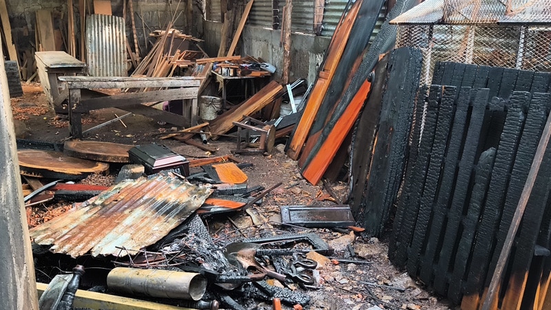 Daños ocasionados por incendio en el taller de carpintería.