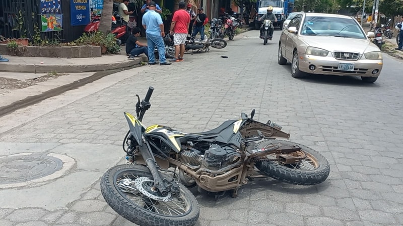 Motos involucradas en la triple colisión.
