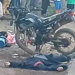Joven motociclista murió decapitado al chocar contra un camión