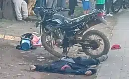 Joven motociclista murió decapitado al chocar contra un camión
