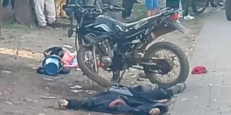 Joven motociclista murió decapitado al chocar contra un camión