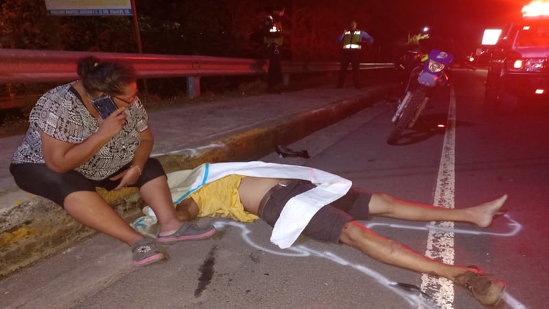 El motociclista fallecido y su mamá a la par.
