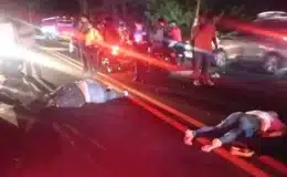 Dos mujeres perdieron la vida al estrellarse con su moto de frente con un microbús