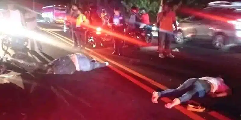 Dos mujeres perdieron la vida al estrellarse con su moto de frente con un microbús