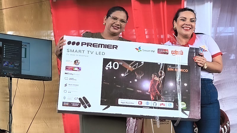 Una de las ganadoras del televisor de 40 pulgadas.
