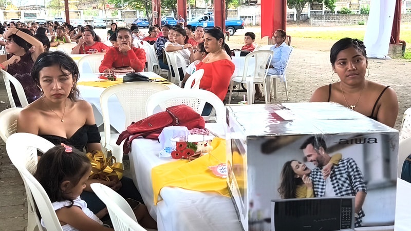 Participantes en la celebración anticipada del día de las madrecitas.