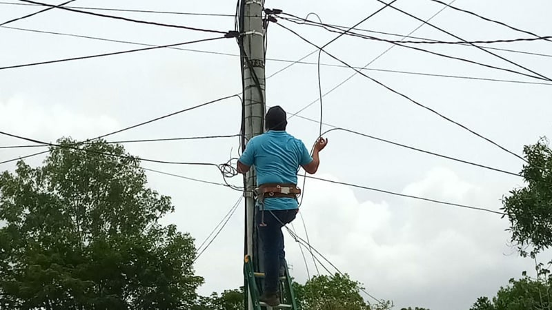 Personal técnico realizan conexiones domiciliares en Juigalpa.