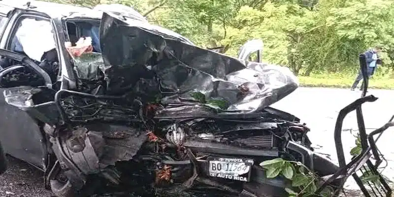 Dos personas perdieron la vida al estrellarse la camioneta en que viajaban contra un árbol de Chilamate