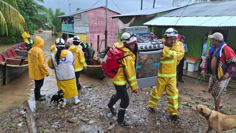 Apoyando las autoridades la auto evacuación de las familias vulnerables de ciudad El Rama.