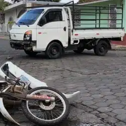 En Juigalpa motocicleta impactó con un camioncito y sus ocupantes resultaron lesionados