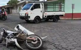 En Juigalpa motocicleta impactó con un camioncito y sus ocupantes resultaron lesionados