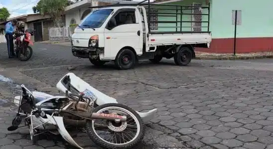 En Juigalpa motocicleta impactó con un camioncito y sus ocupantes resultaron lesionados