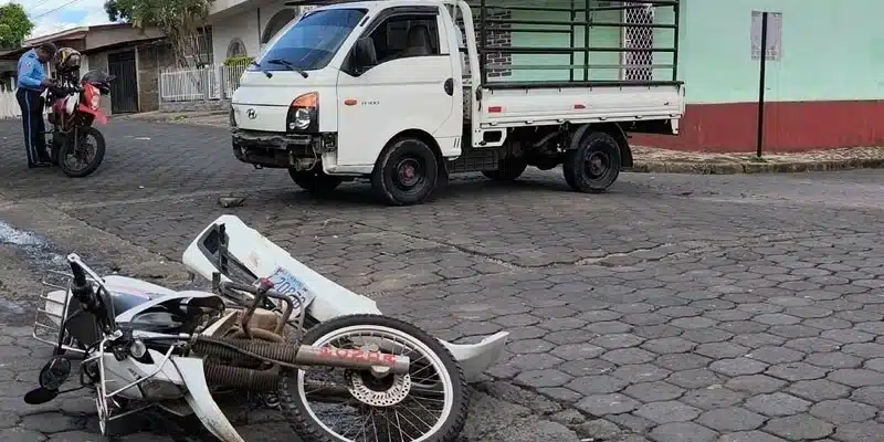 En Juigalpa motocicleta impactó con un camioncito y sus ocupantes resultaron lesionados