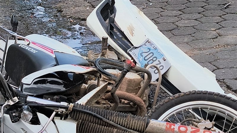 Así quedó la motocicleta después de la colisión con el camioncito.