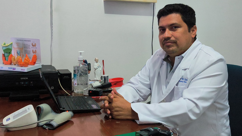 Doctor Yesner Castro, especialista en urología.