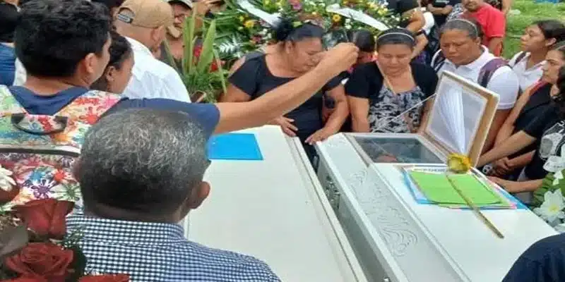 Le dieron el último adiós a doña Julissa y a su hija de 13 años en el cementerio La Mojada de Tipitapa