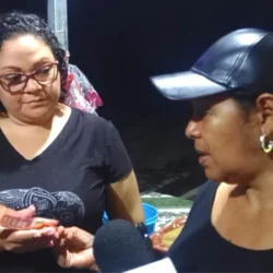 Engracia Bermúdez, entregó el dinero recaudado por la venta de popusas al chef Rafael Orozco, quien tiene problemas de salud