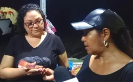 Engracia Bermúdez, entregó el dinero recaudado por la venta de popusas al chef Rafael Orozco, quien tiene problemas de salud