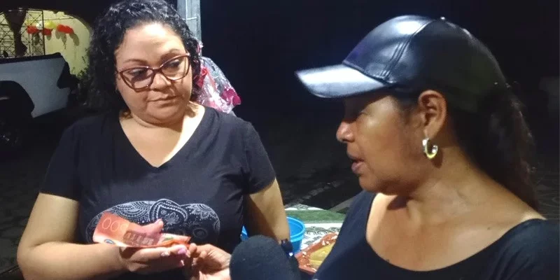 Engracia Bermúdez, entregó el dinero recaudado por la venta de popusas al chef Rafael Orozco, quien tiene problemas de salud
