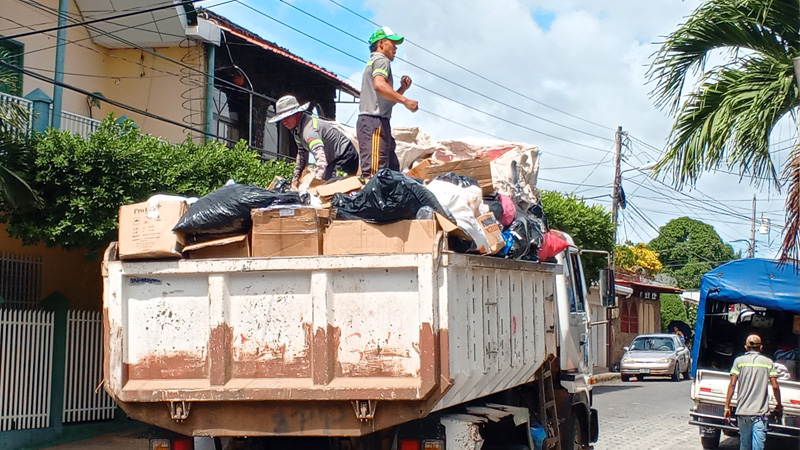 Recolección de basura en los barrios de Juigalpa.