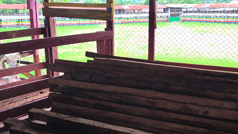 Parte de la madera que se utilizará para reparar la barrera.