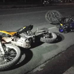 Triple colisión entre motocicletas dejó a una mujer lesionada