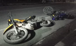 Triple colisión entre motocicletas dejó a una mujer lesionada