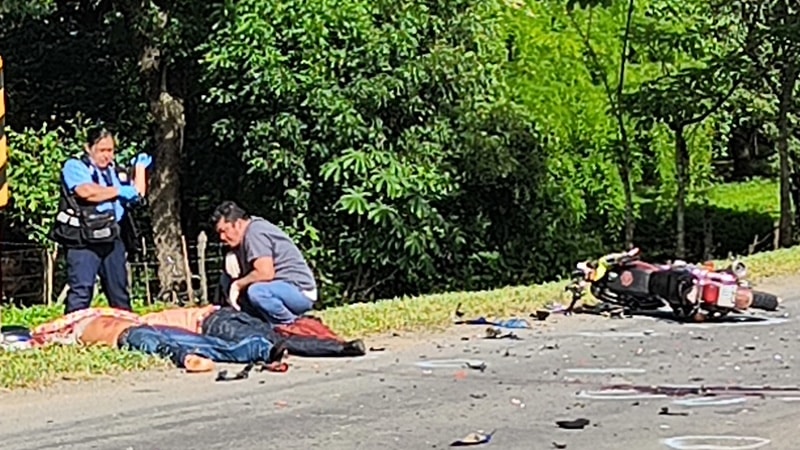 Escena de la tragedia que dejó dos muertos y una mujer lesionada. 