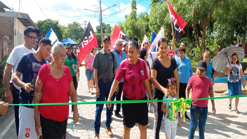 Pobladores cortan la cinta inaugural del proyecto adoquinado de calles.