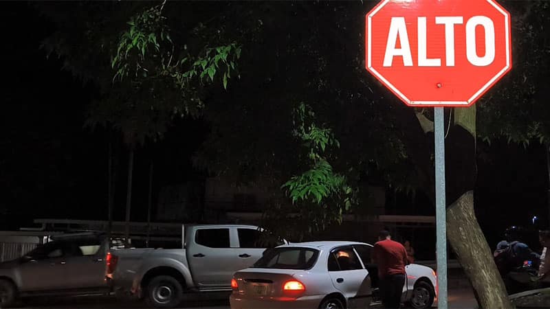 La señal de alto en la calle que conecta con el tramo carretero que cruza por Juigalpa. 